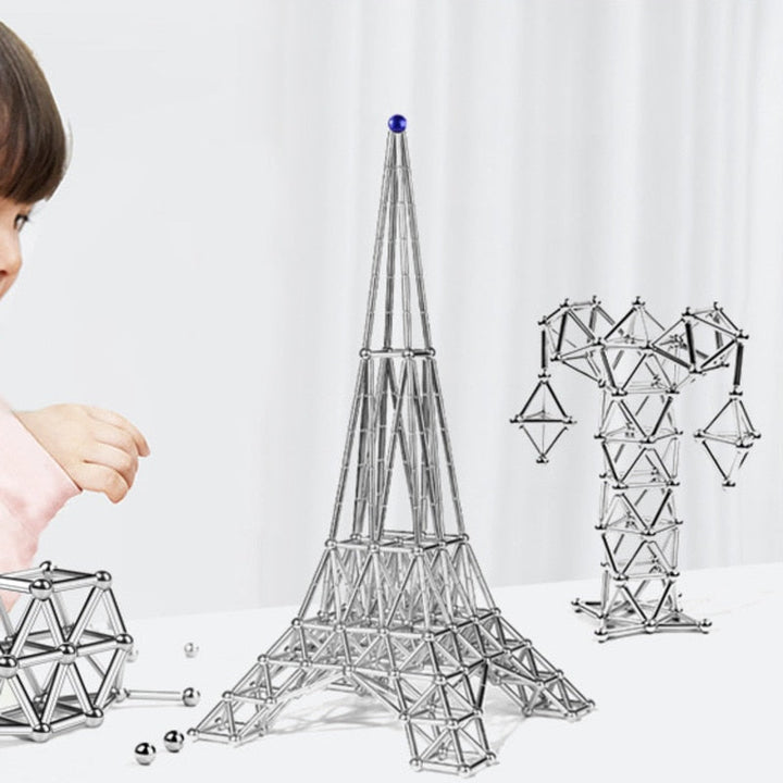 Pädagogisches Kinderspielzeug: Magnetstäbe und Kugeln unterstützen die Entwicklung von Logik, Motorik & Geometrieverständnis.