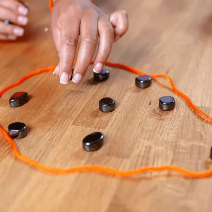 Hochwertiges magnetisches Schachfiguren-Set zum Strategietraining; ideal für Reiseschach, Denksport und Familien-Spielspaß.