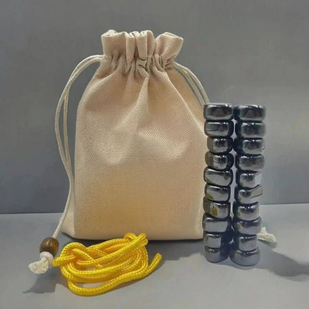 Praktisches magnetisches Reiseschach-Set mit robusten Figuren; ideal für den Urlaub, unterwegs und als Denksport-Geschenk.