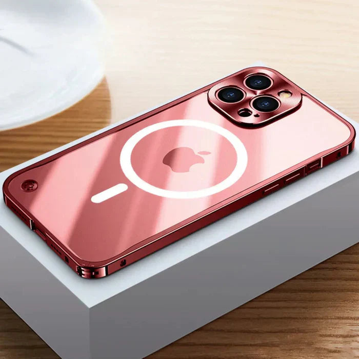 Hochwertige MagSafe Schutzhülle für iPhone 15, transparentes Design, passgenauer Metallrahmen.