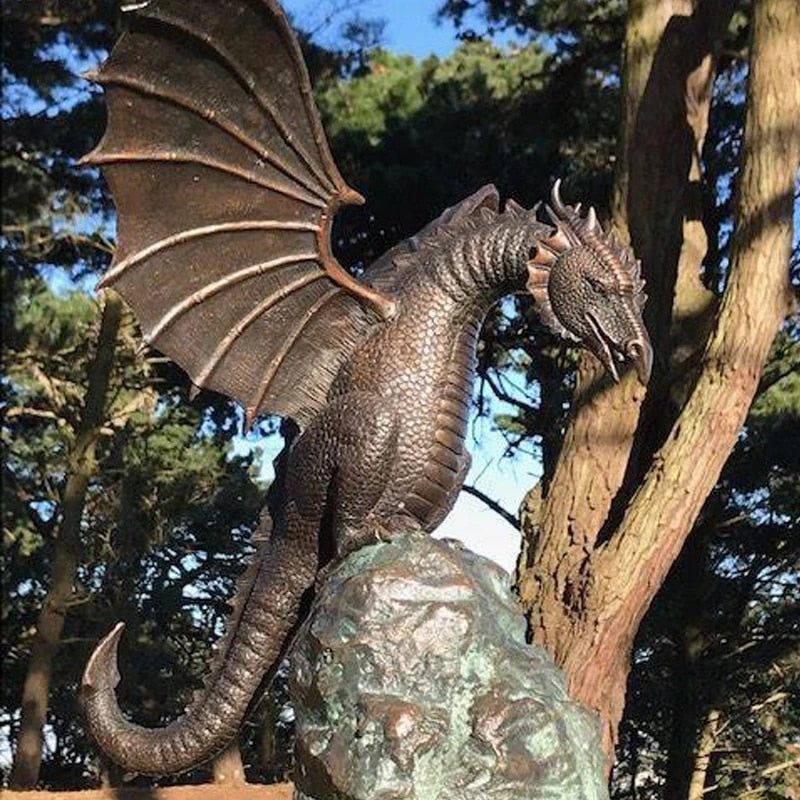 Detailreiche Harz-Gartenskulptur eines Drachenbrunnens, majestätisches Wasserspiel für Ihren Garten und Außenbereich.
