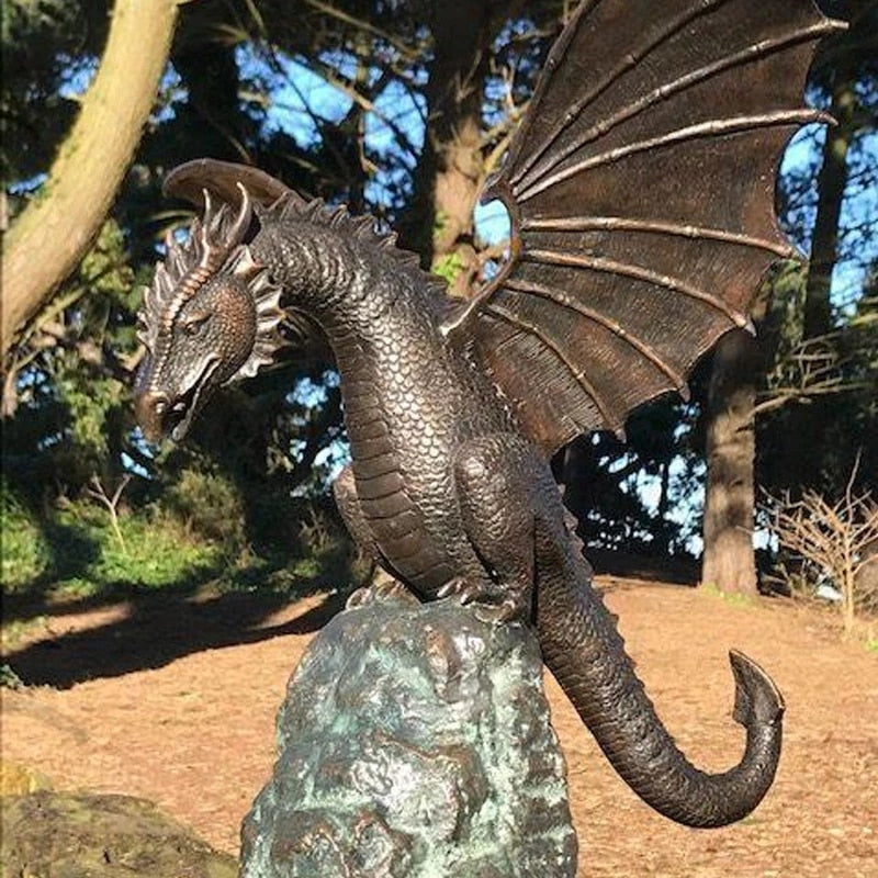Fantasy Drachenbrunnen als beeindruckende Gartendeko, mythisches Wasserspiel für den Außenbereich.