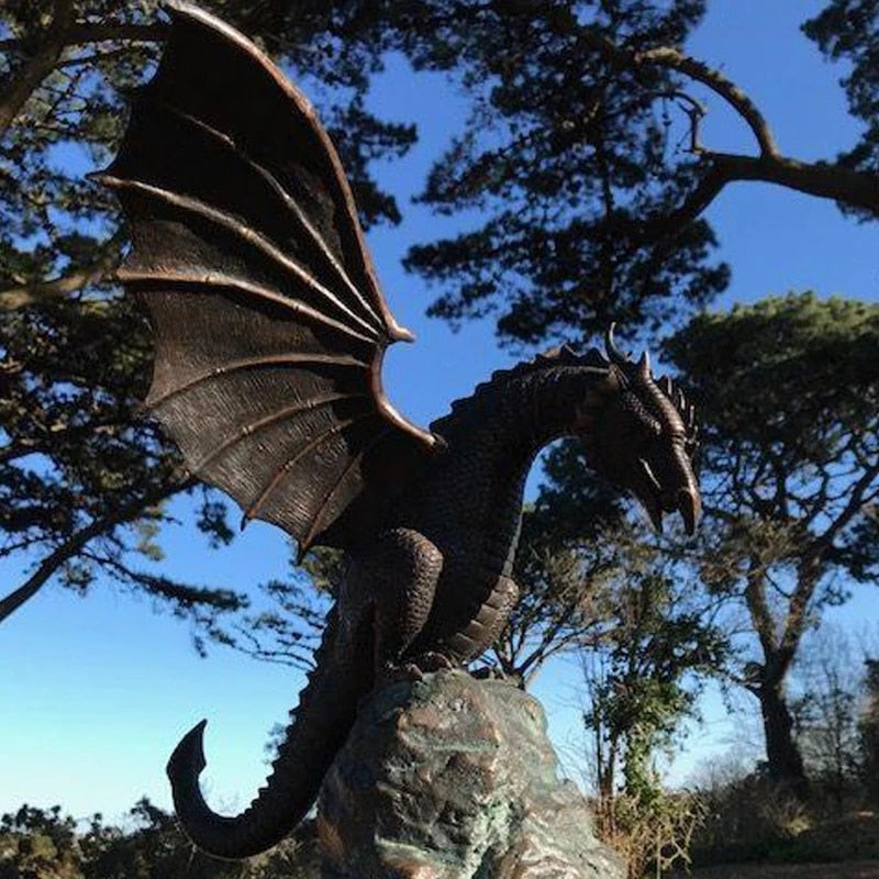 Nahaufnahme des majestätischen Drachenbrunnens, eine Fantasy-Gartenskulptur mit fließendem Wasser.