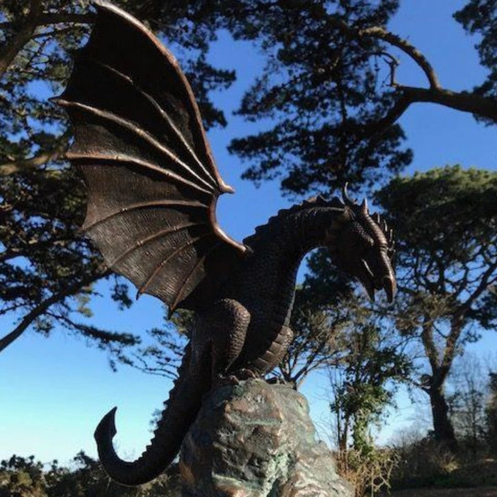 Nahaufnahme des majestätischen Drachenbrunnens, eine Fantasy-Gartenskulptur mit fließendem Wasser.