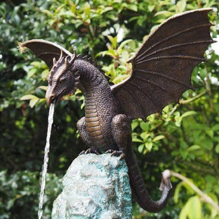 Beeindruckender Drachenbrunnen als Mittelpunkt Ihrer Gartendeko, eine mythische Harzskulptur für den Außenbereich.