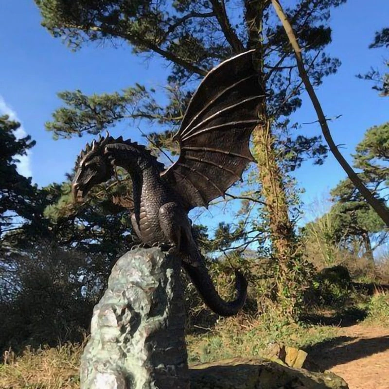 Majestätischer Drachenbrunnen: Wasser fließt über die Harzskulptur, ideal als Fantasy-Wasserspiel für den Garten.