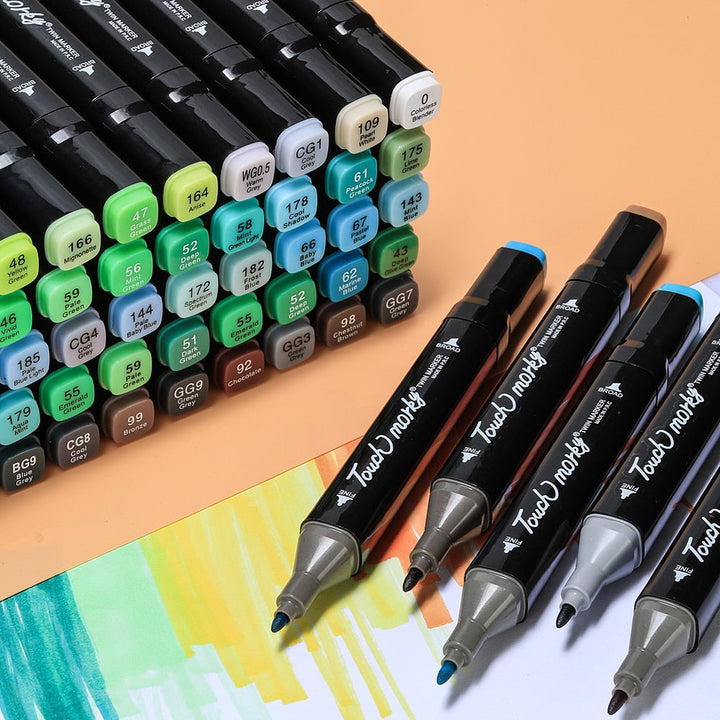 Farbenfrohe Anordnung des Manga Farbmarker Sets, bereit für Illustrationen, Zeichnen und Malen von Kunstwerken.