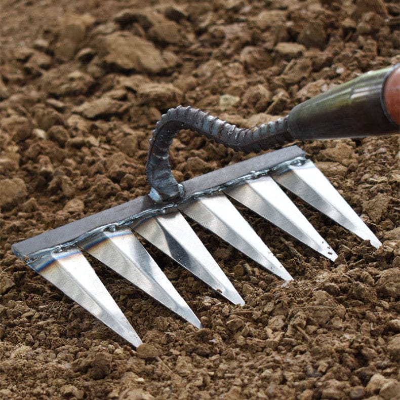 Manganstahl Unkrautrechen für effiziente Unkrautentfernung. Robustes Gartenwerkzeug für mühelose Gartenpflege.