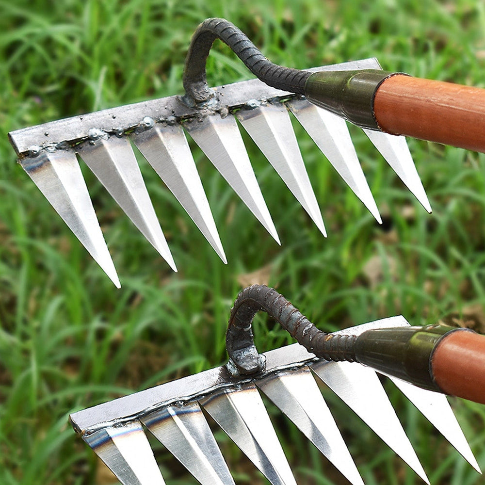 Nahaufnahme des robusten Manganstahl Unkrautrechens. Effizientes Gartengerät für präzise Unkrautentfernung.