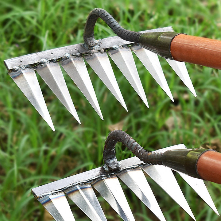Nahaufnahme des robusten Manganstahl Unkrautrechens. Effizientes Gartengerät für präzise Unkrautentfernung.
