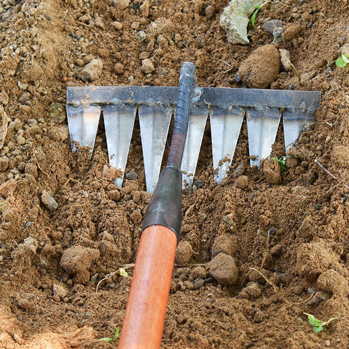 Handrechen aus Manganstahl, ideal für die Gartenarbeit. Ergonomisches Gartenwerkzeug zum einfachen Unkraut entfernen.