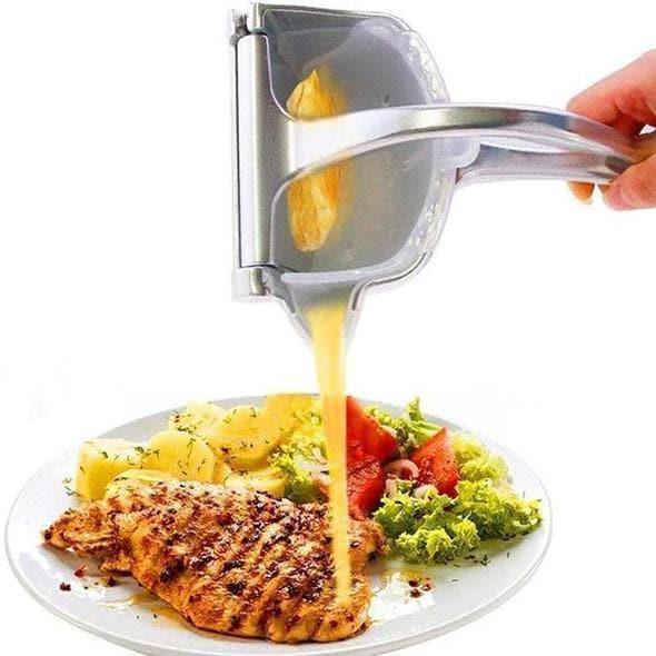 Detailansicht der manuellen Edelstahl Fruchtpresse, zeigt Sieb und Saftrinne. Perfekt für kernfreien Frischsaft.
