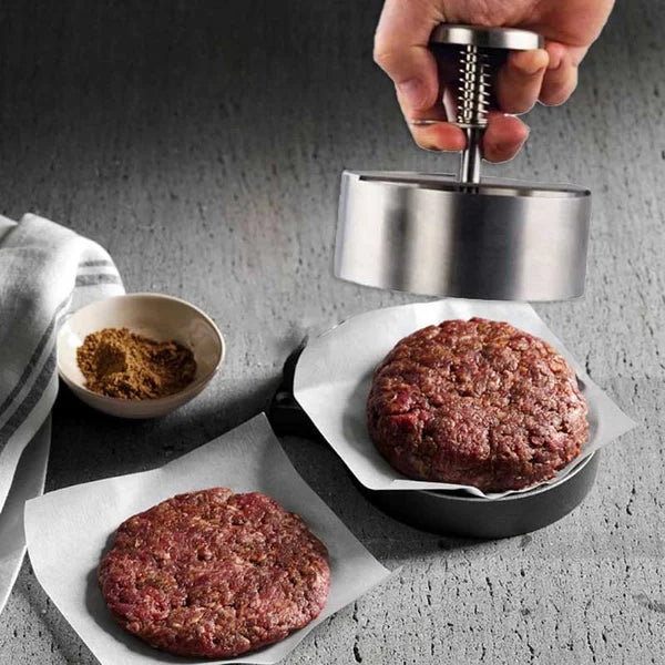 Grillzubehör: Manuelle Hamburgerpresse aus langlebigem Edelstahl für stets gelungene und gleich große Burger.