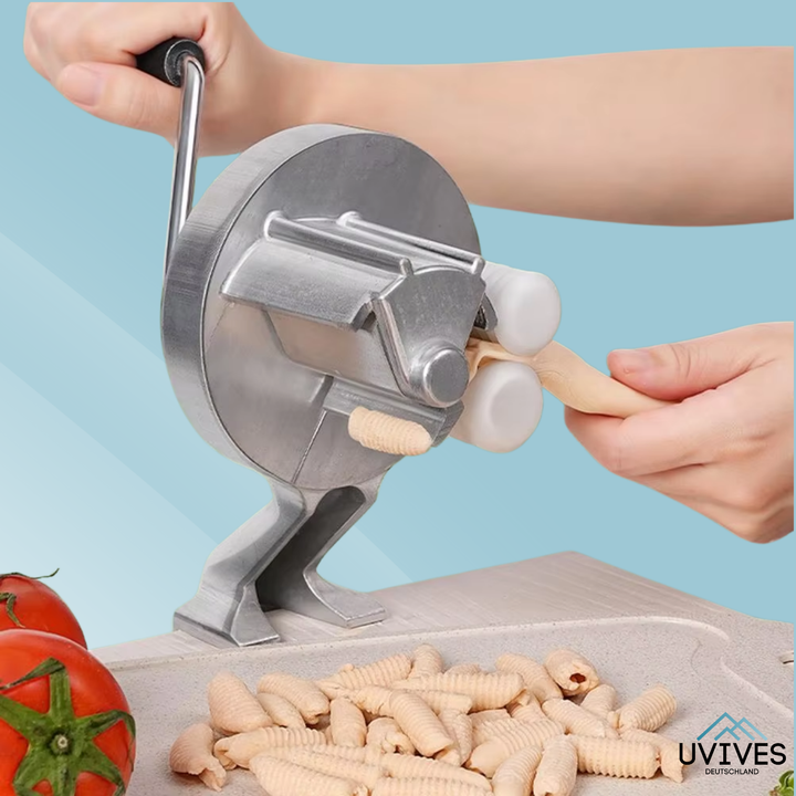 Manuelle Nudelmaschine zur einfachen Herstellung frischer, hausgemachter Pasta für die italienische Küche.