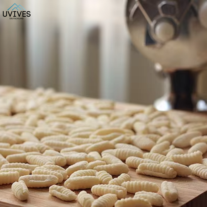Hochwertige manuelle Nudelmaschine für authentische italienische Pasta; ein unverzichtbares Kochzubehör.