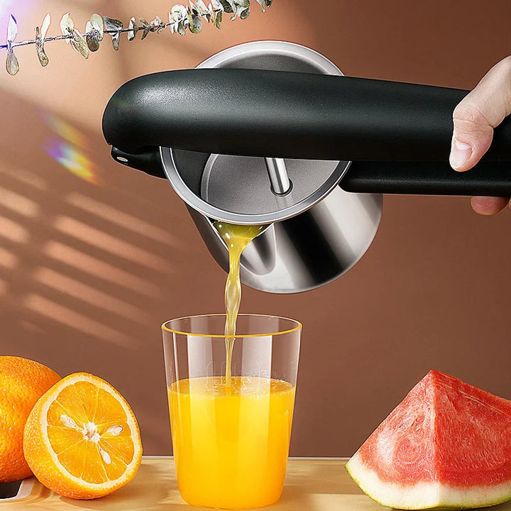 Manuelle Saftpresse aus robustem Edelstahl für Zitrusfrüchte und frische Säfte.