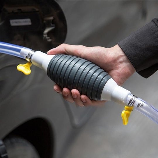 Manuelle Umfüllpumpe FlexiPump für sicheren Flüssigkeitstransfer in Haushalt, Garten & Werkstatt.