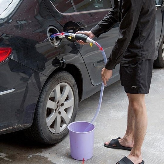 Robuste FlexiPump Ölpumpe für sauberen Ölwechsel und Transfer in Fahrzeugen & Werkstätten.