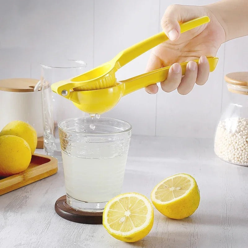 Manuelle Zitronenpresse aus robustem Aluminium für frischen Saft von Zitrusfrüchten in der Küche.