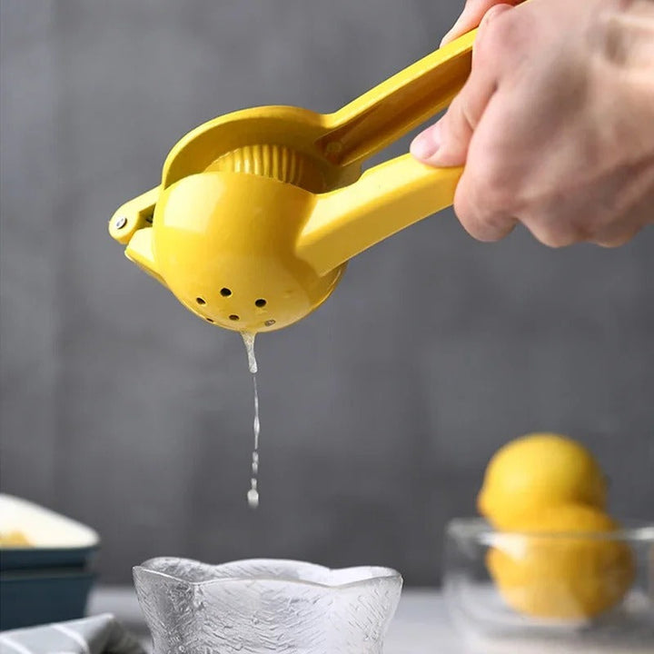 Ergonomische Handpresse aus Aluminium, ideal zum Auspressen von Zitronen, Limetten und Orangen für Cocktails.