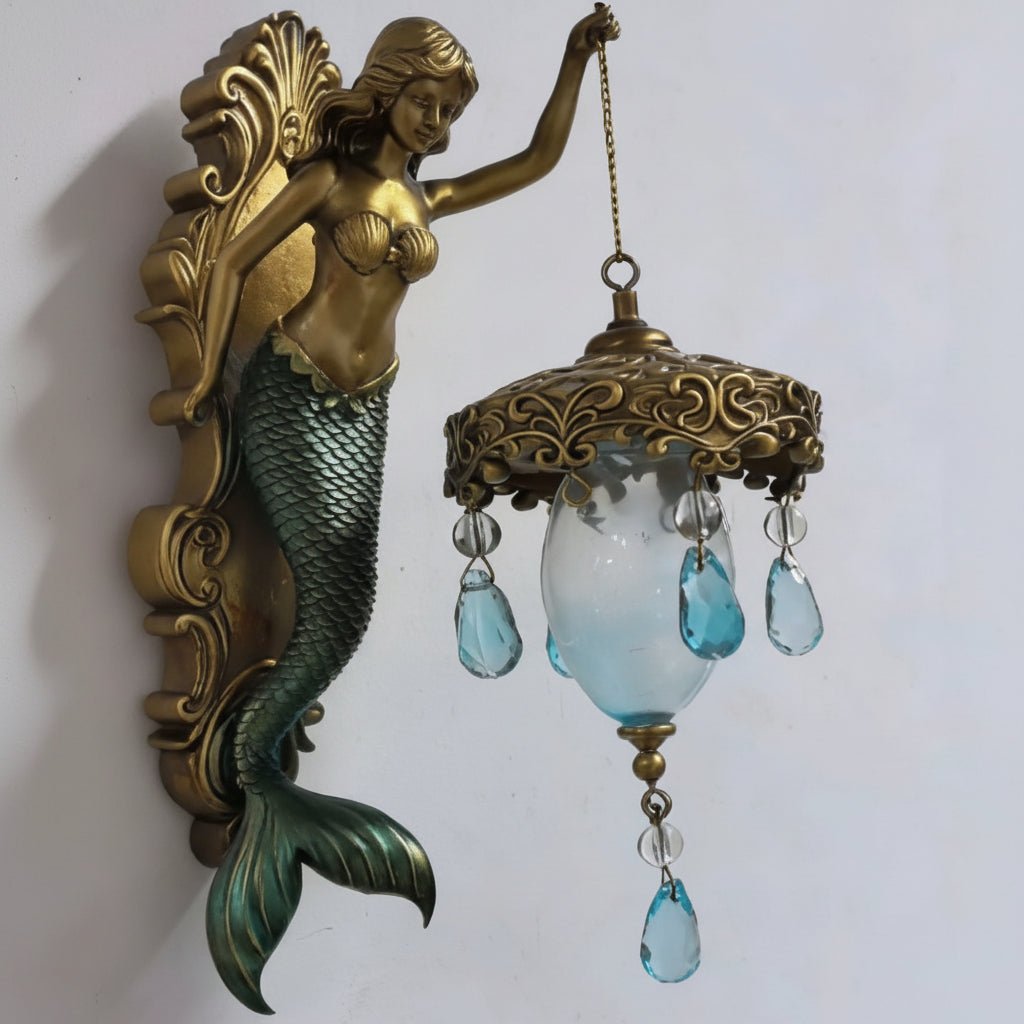 Stilvolle MARINA Vintage Schlafzimmerlampe aus Metall & Glas. Spendet sanftes, warmes LED-Licht für Ihr Zuhause.