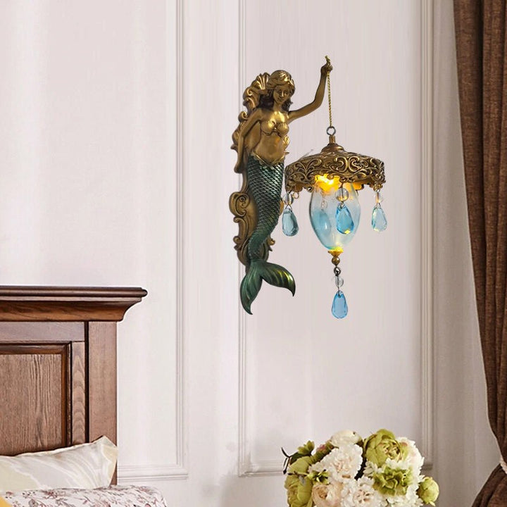 Nahaufnahme der MARINA Vintage Wandleuchte: filigranes Metall & Glas, strahlt sanftes, warmes LED-Licht aus.