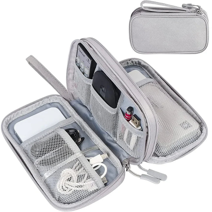 Marineblaue, kompakte Elektronik Organizer Tasche, 2-lagig & wasserdicht, ideal für Kabel und Zubehör auf Reisen.
