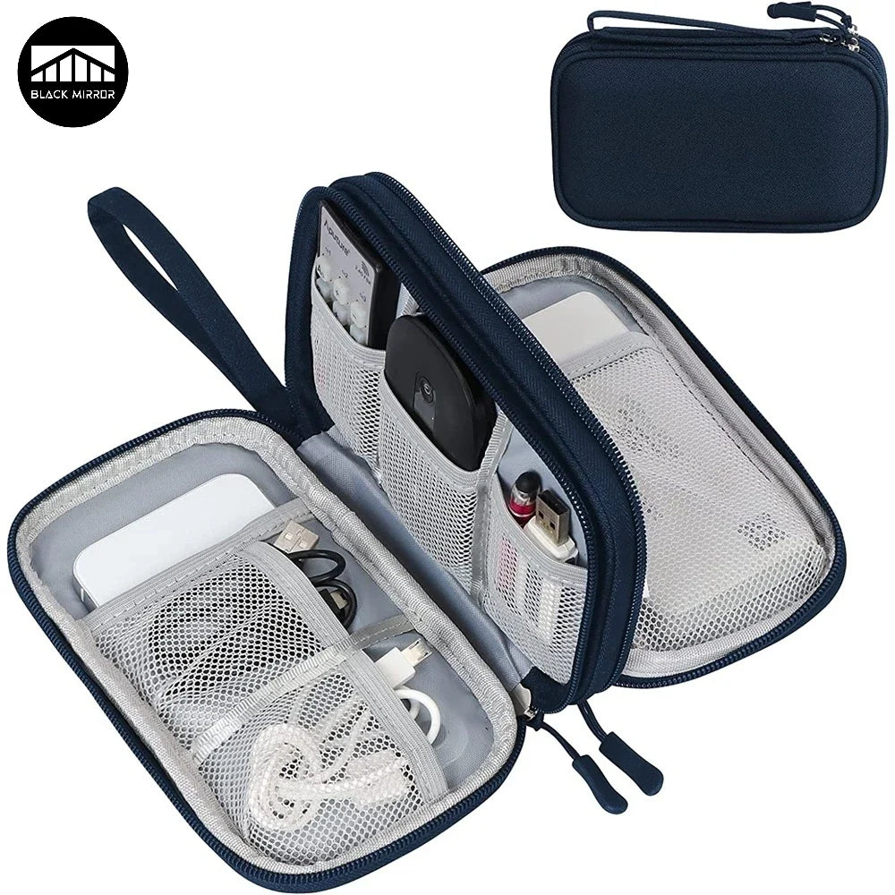 Offene, doppellagige Tech Organizer Tasche, hellgrau, mit diversen Fächern für Kabel, Adapter & Gadgets.