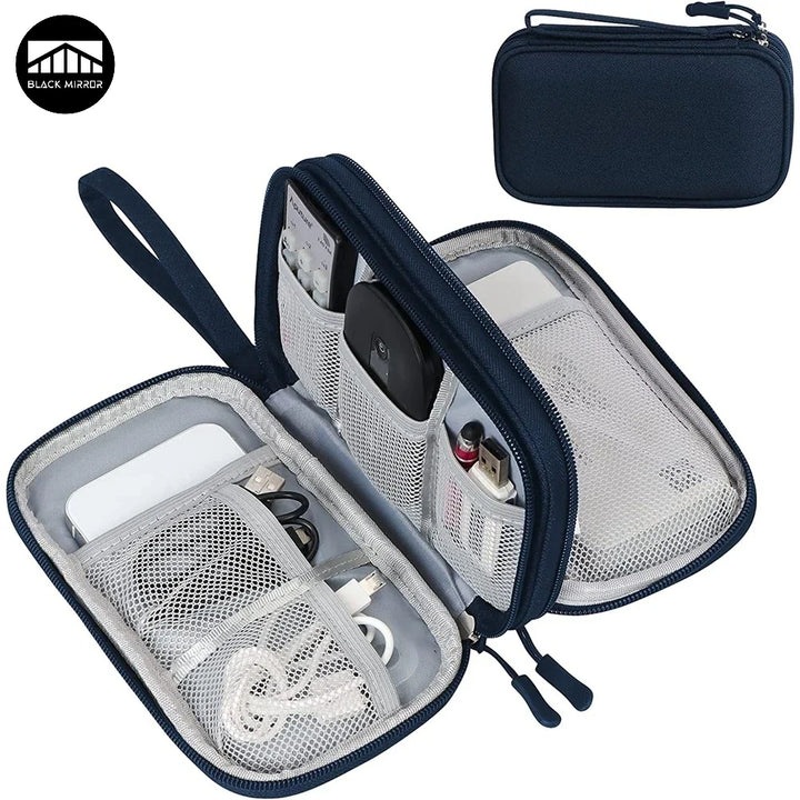 Offene, doppellagige Tech Organizer Tasche, hellgrau, mit diversen Fächern für Kabel, Adapter & Gadgets.