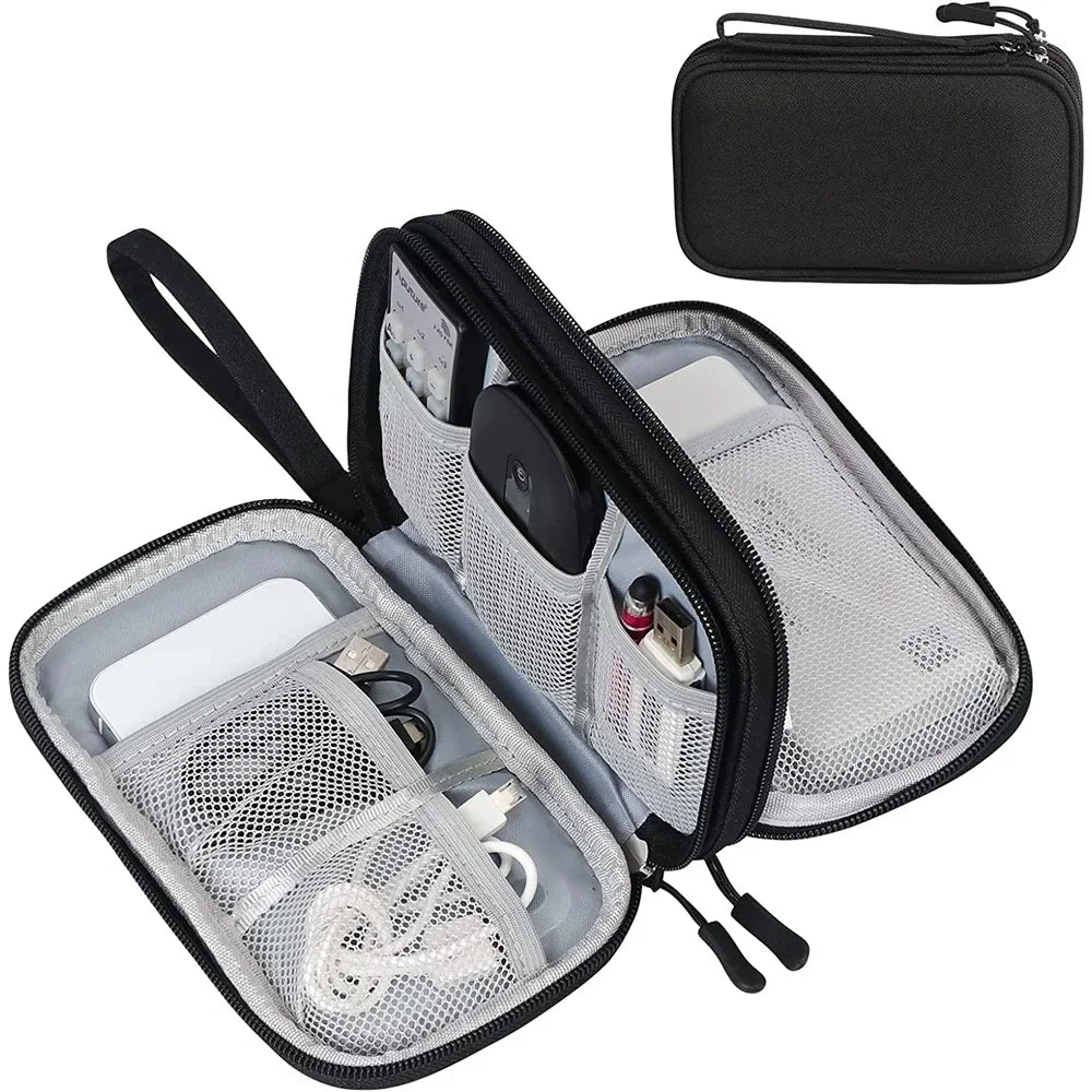 Innenansicht der doppellagigen Kabeltasche mit elastischen Schlaufen und Netztaschen für kleine Elektronik.