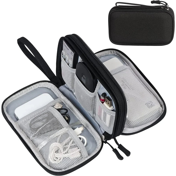 Innenansicht der doppellagigen Kabeltasche mit elastischen Schlaufen und Netztaschen für kleine Elektronik.