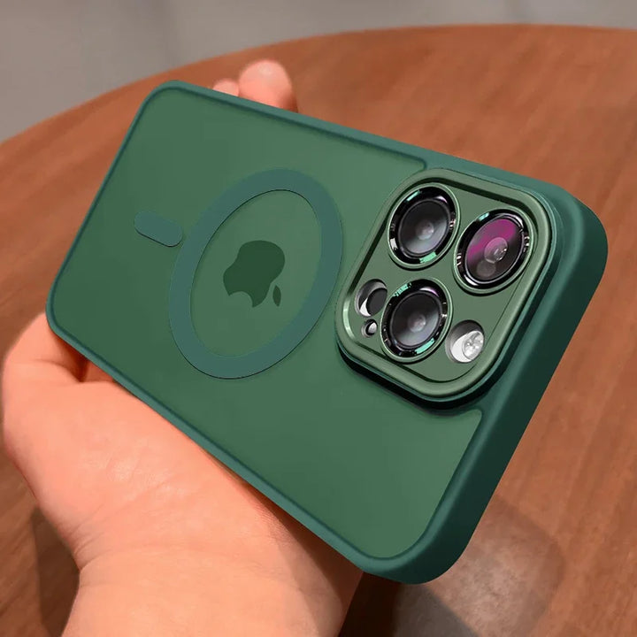 Widerstandsfähige Matte Armour iPhone Hülle für iPhone 15, MagSafe-fähig mit Stoßschutz & präzisen Aussparungen.