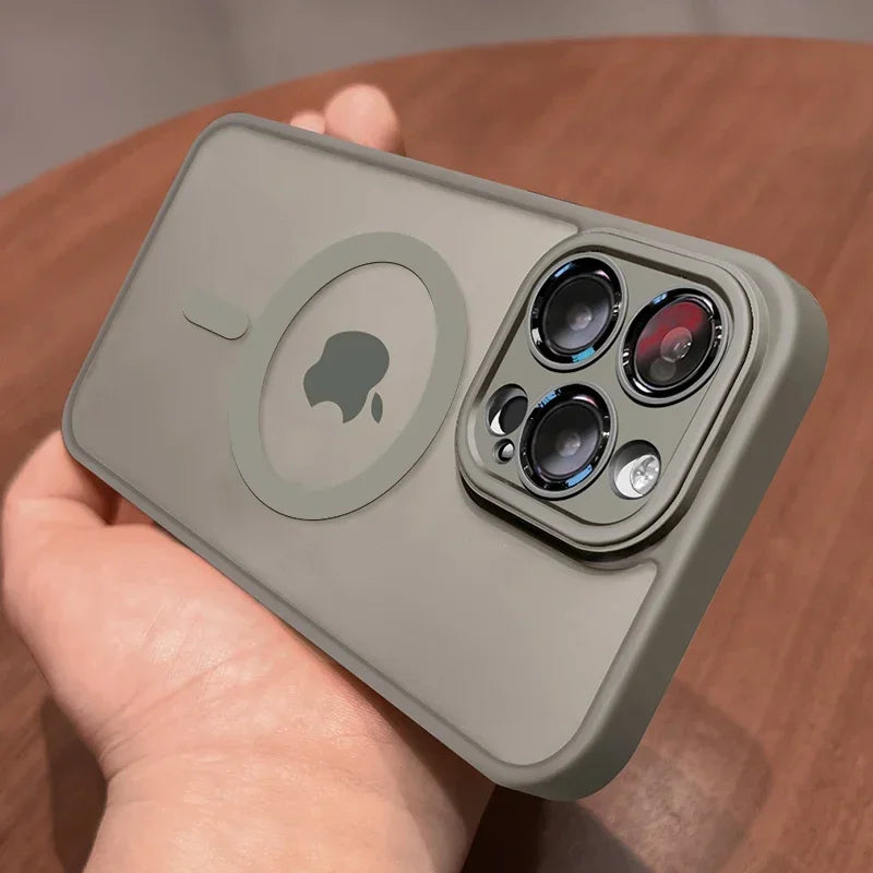 Magnetische Schutzhülle für iPhone 14/15 mit MagSafe, mattem Finish, Stoßschutz & Kamera Schutz.