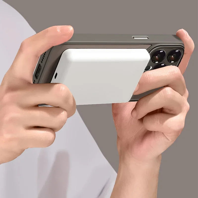 Elegante, matte iPhone 14/15 Hülle mit MagSafe, Stoßschutz, Anti-Fingerabdruck & griffiger Oberfläche.