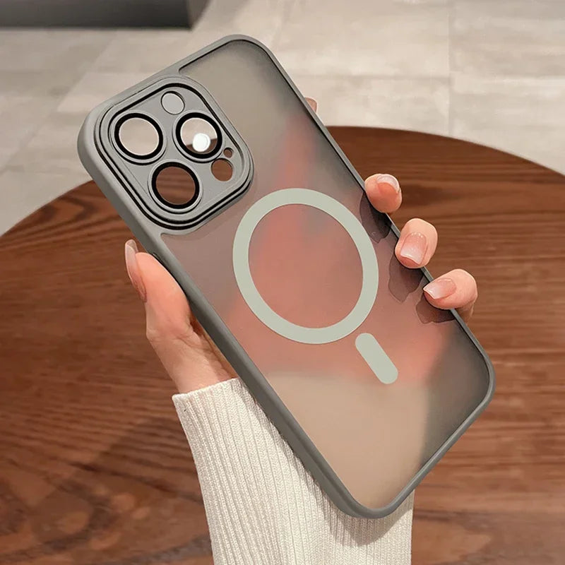 Premium Matte Armour iPhone Schutzhülle für iPhone 14/15, magnetisch, stoßfest & MagSafe-kompatibel.