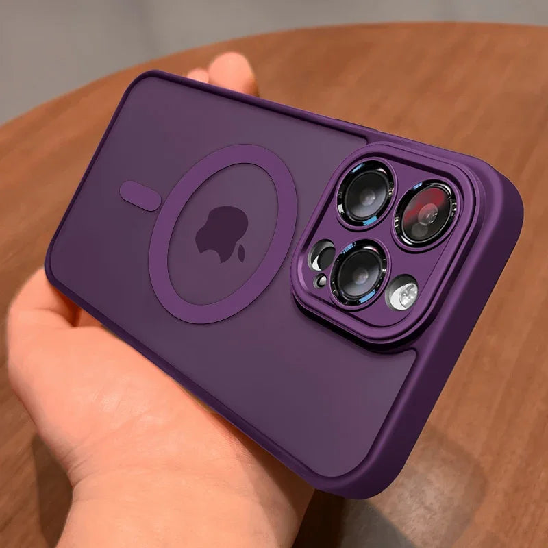 Stilvolle Matte Armour Hülle für iPhone 15 mit MagSafe, Stoßschutz, Kamera Schutz & feiner Textur.