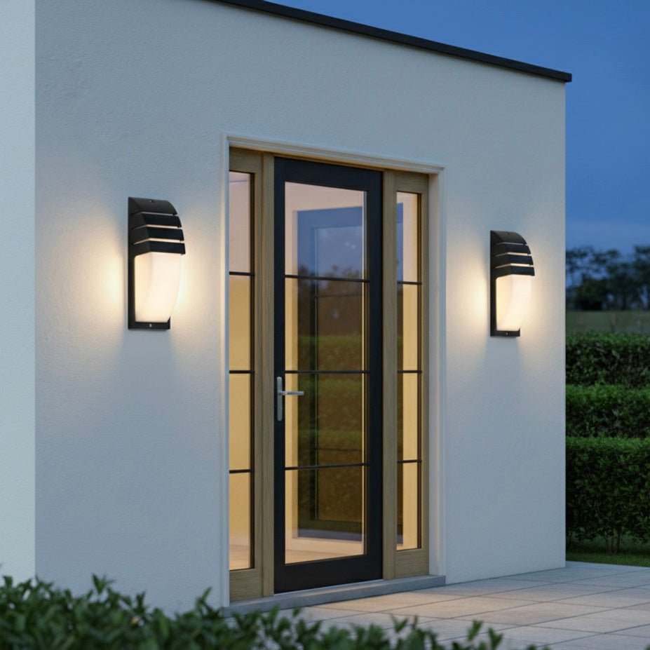 Energieeffiziente SHADORA LED-Gartenleuchte in Mattschwarz, moderne Außenlampe für Wandmontage.