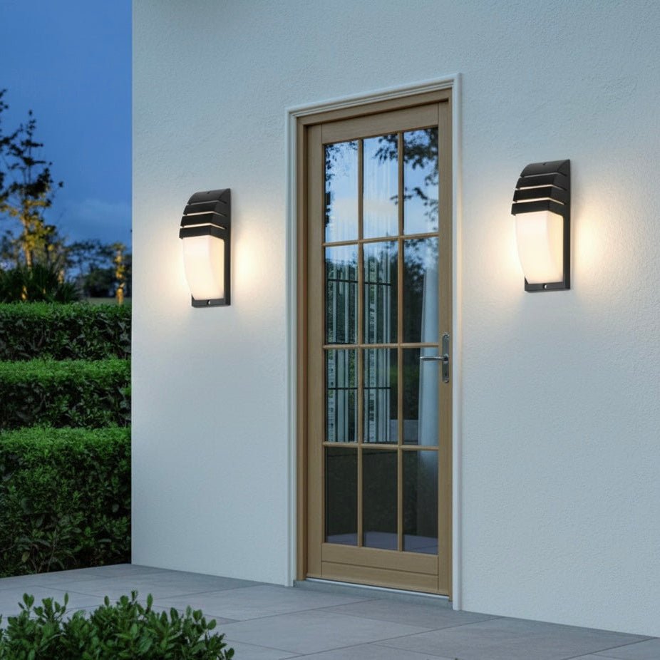 Langlebige SHADORA LED-Außenwandleuchte, mattschwarz und wetterfest, für elegante Außenbereiche.