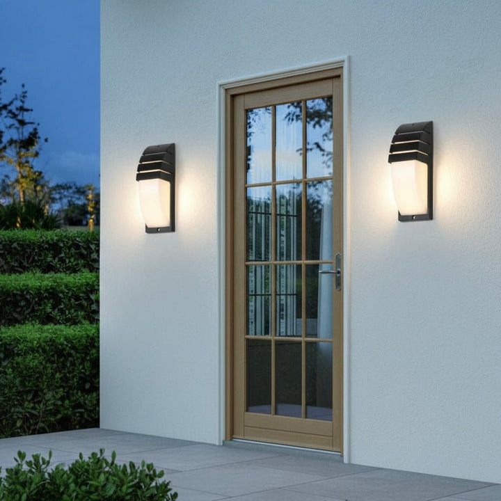 Langlebige SHADORA LED-Außenwandleuchte, mattschwarz und wetterfest, für elegante Außenbereiche.