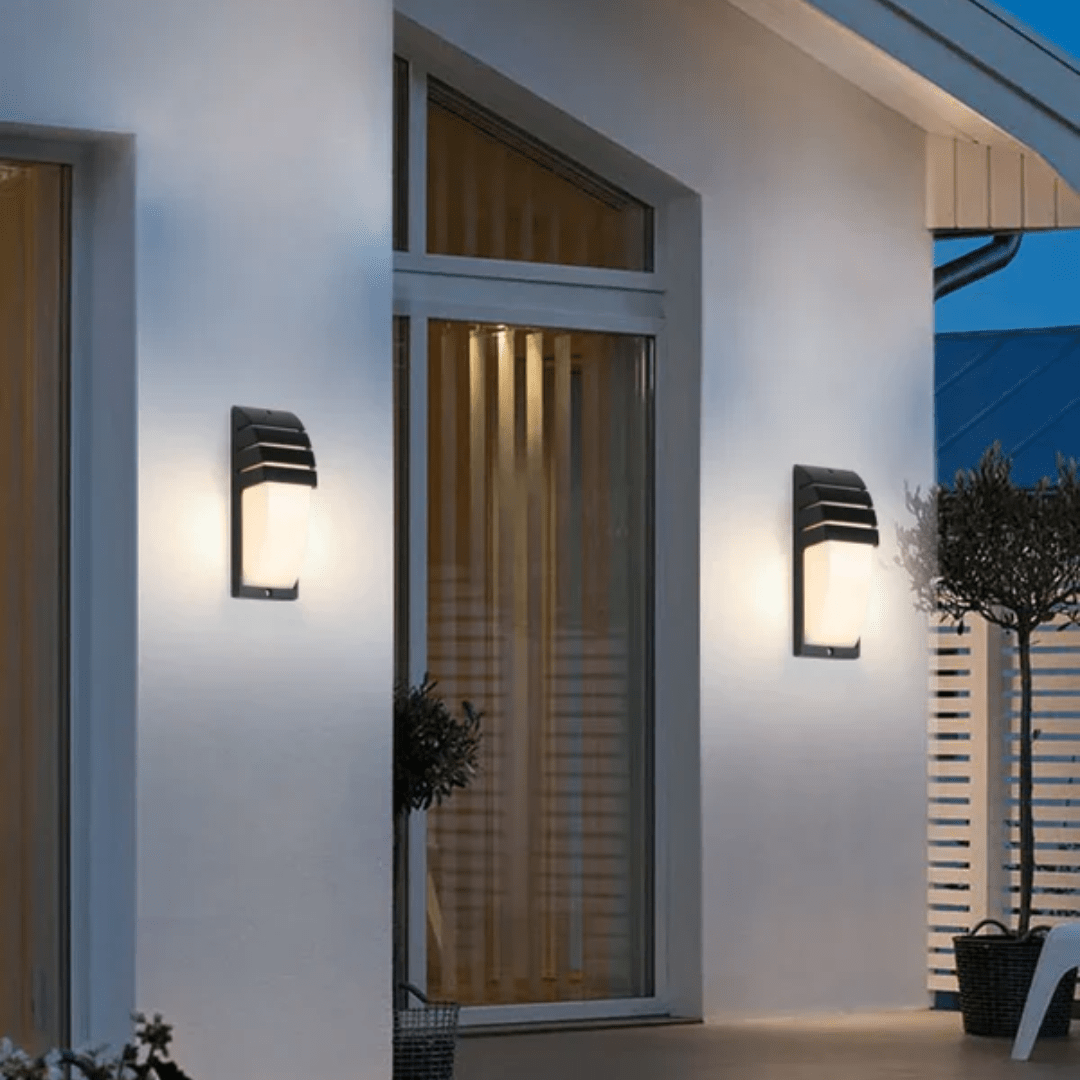 Vielseitige SHADORA LED-Außenlampe, mattschwarz, als Wandleuchte für Garten, Terrasse & Eingang.
