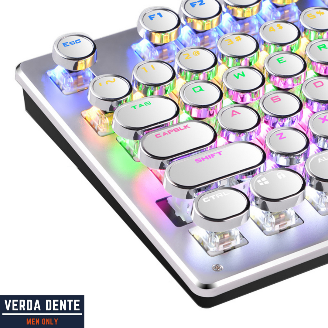 Detailansicht der mechanischen Tastatur mit klickenden Blue Switches für optimalen Schreibkomfort.
