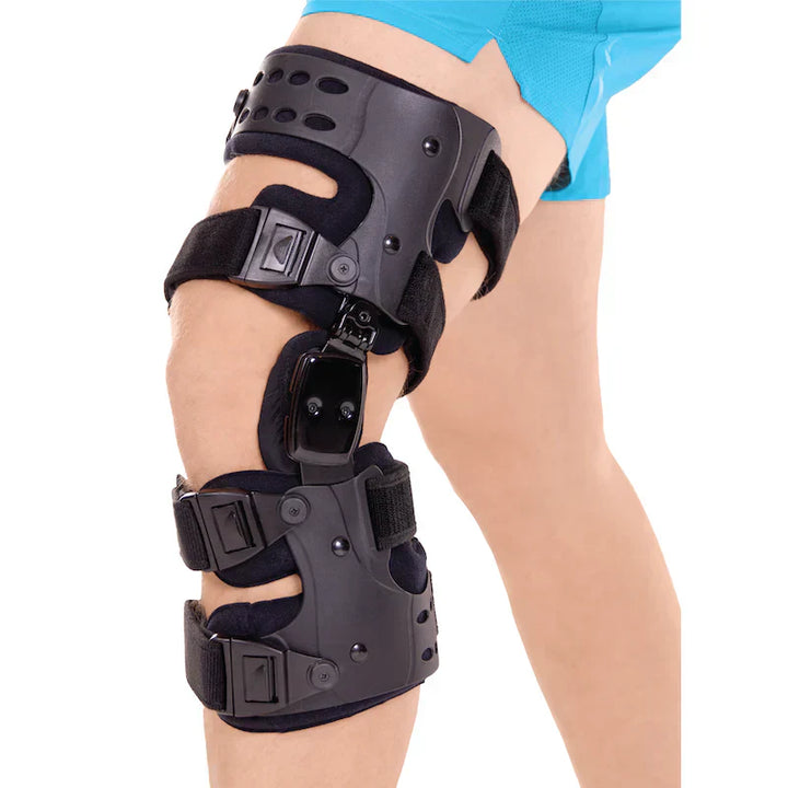 Medizinische Knieorthese für Arthrose, schwarz, zur Entlastung & Gelenkstabilisierung bei Knieschmerzen & Rehabilitation.