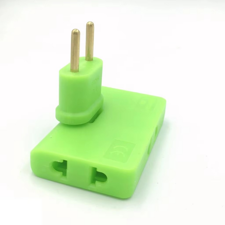 Innovative Winkelsteckdose mit flachem Stecker. Perfekt für enge Stellen, bietet mehr Steckplätze.