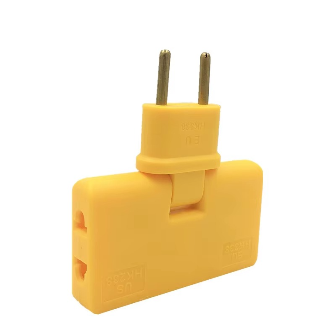 Detailansicht der kompakten Winkelsteckdose, zeigt mehrere Anschlüsse und den flachen Eurostecker.