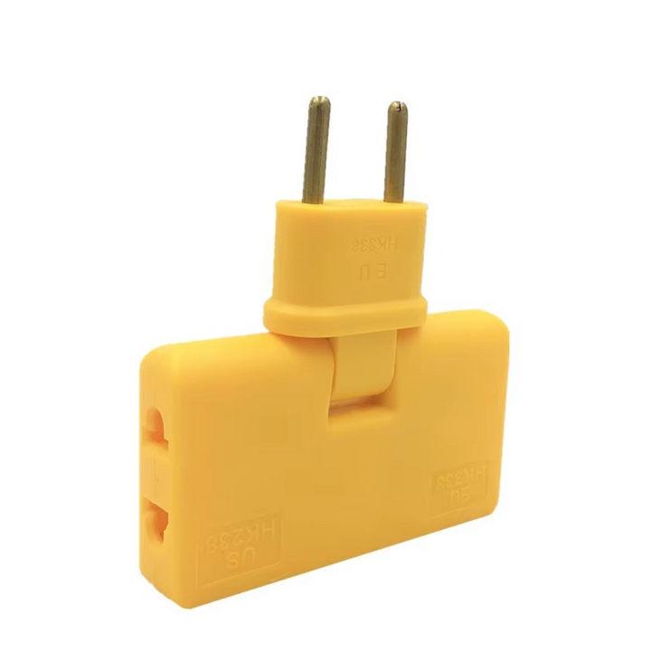 Detailansicht der kompakten Winkelsteckdose, zeigt mehrere Anschlüsse und den flachen Eurostecker.
