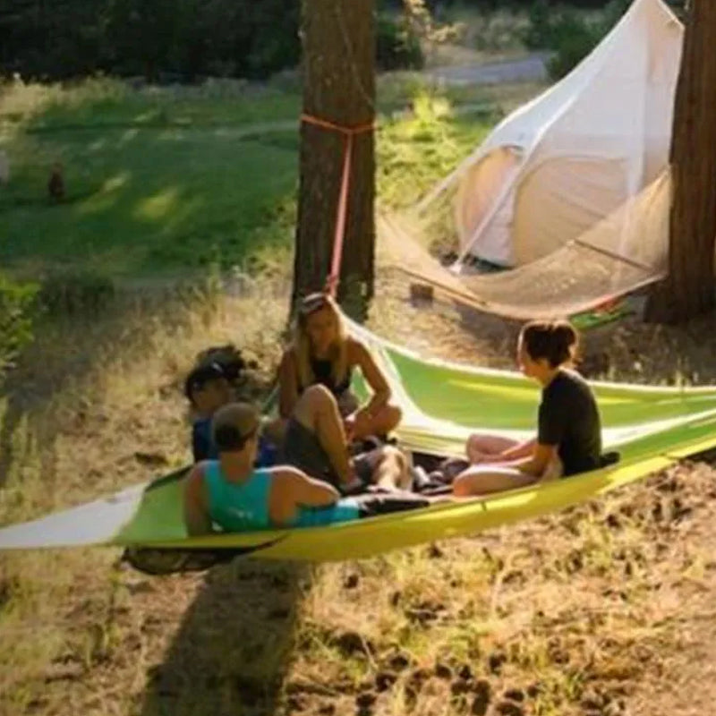 Komfortable Mehrpersonen-Hängematte aus Nylon für entspannte Stunden beim Camping und auf Reisen.