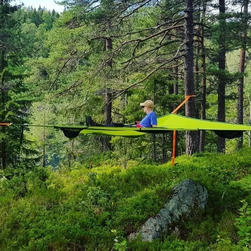 Mehrpersonen-Hängematte für Outdoor-Camp, gespannt zwischen Bäumen; ideal zum Entspannen & Abenteuer.