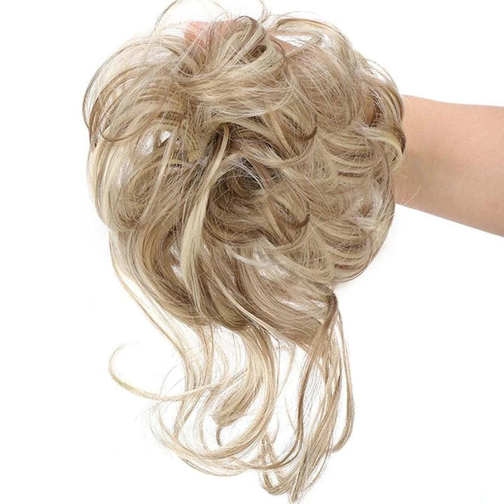 Natürlicher Dutt Look mit diesem vollen Messy Bun Haarteil.