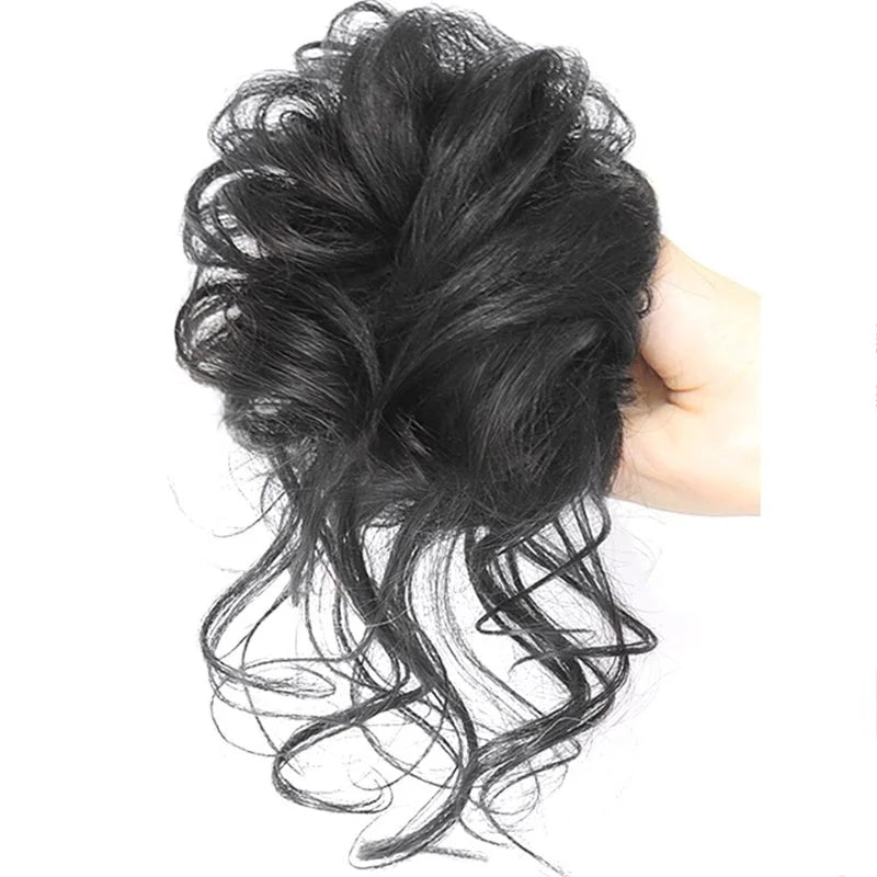 Styling-Hilfe: Messy Bun Haarteil für müheloses Volumen & natürliche Fülle.