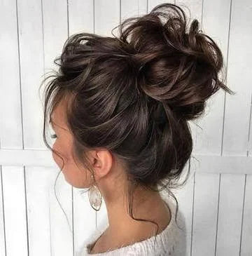 Natürliches Dutt Haarteil, ideal für einen unordentlichen, voluminösen Look.